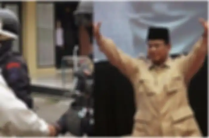 Prabowo Subianto menyapa Brimob.