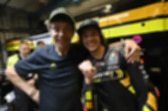 Valentino Rossi (kiri) pegang rekor menang terbanyak di sirkuit Assen MotoGP Belanda, punya rekor lain yang bisa jadi abadi, bersama muridnya Marco Bezzecchi (kanan)