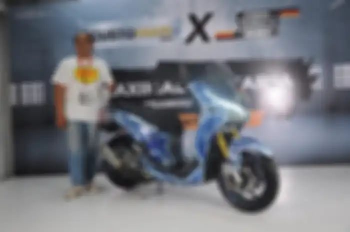 M. Yasser bersama Yamaha Lexi bertema kartun.