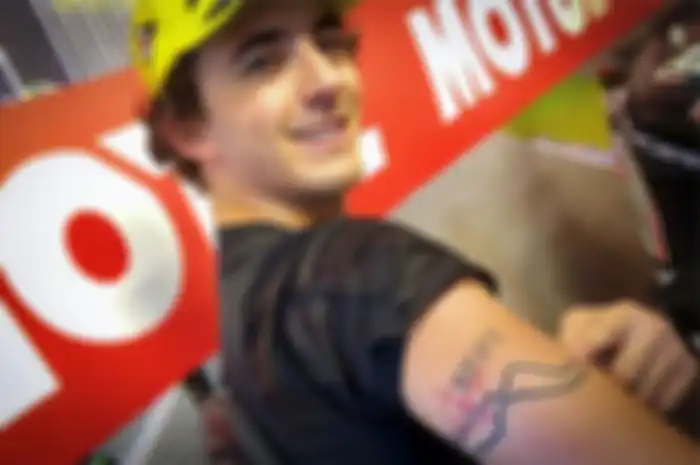 Francesco Bagnaia memiliki tattoo bergambar layout sirkuit Assen di lengan kanannya. Salah satu momen bersejarah dalam karier balapnya. 