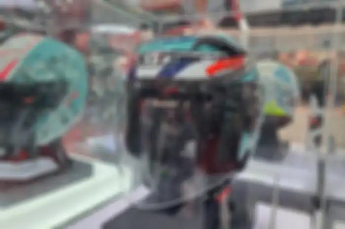 Helm anak KYT Venom Open Junior dipajang di PRJ Kemayoran.