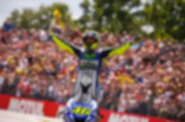 Valentino Rossi merayakan kemenangan MotoGP Assen 2015 setelah duel hebat dengan Marc Marquez