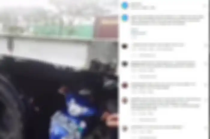 Para pemotor yang nekat menerobos kolong truk kontainer akibat kemacetan parah di Jl. Akses Marunda