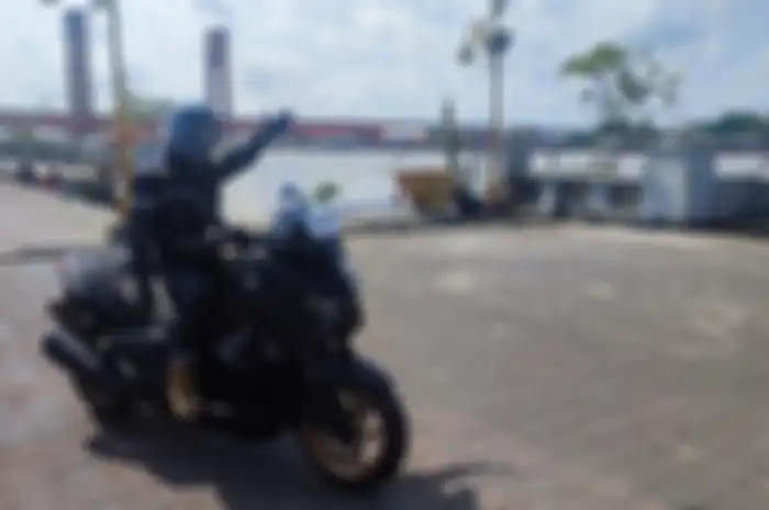 MOTOR Plus bersama Yamaha XMAX Connected berfoto di Benteng Kuto Besak dengan view Sungai Musi dan Jembatan Ampera.