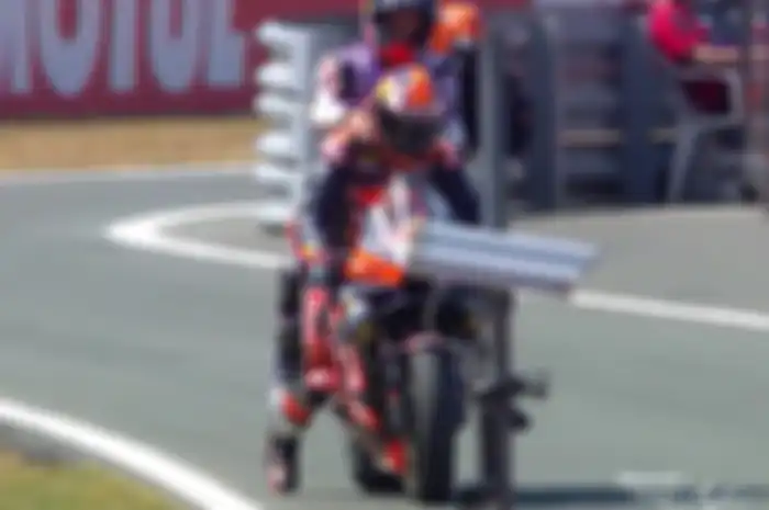 Ojek Jack MIller kasih Johann Zarco tumpangan balik ke paddock di latihan resmi 1 atau P1 MotoGP Belanda 2023, malah kena tegur FIM MotoGP Steward