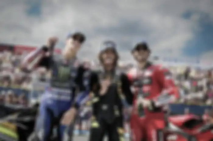 Fabio Quartararo (kiri) dapat podium giveaway Sprint Race MotoGP Belanda 2023 bersama Marco Bezzecchi (tengah) sang juara dan Francesco Bagnaia (kanan) podium 2