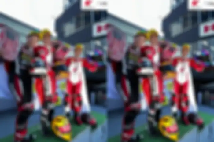 Herjun Atna Firdaus (tengah), pembalap Indonesia pemenang race 2 ARRC Jepang 2023 AP250.