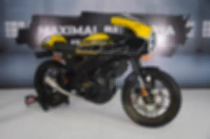 Ganteng banget, modifikasi motor Yamaha XSR 155 cafe racer bertema Yamaha 50th Anniversary.