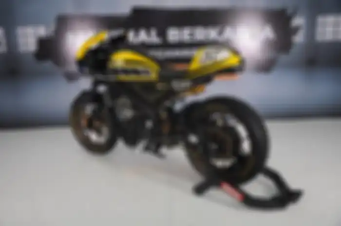 Tampak samping dan belakang Yamaha XSR 155 cafe racer bertema Yamaha 50th Anniversary.