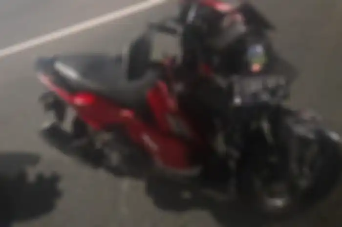 Honda Vario 160 ringsek usai terlibat kecelakaan di JLNT Casablanca, Jakarta Selatan.