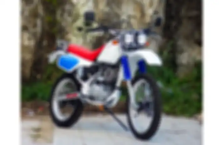 Modifikasi motor Honda CRF 150L jadi motor trail jadul 1980-an.