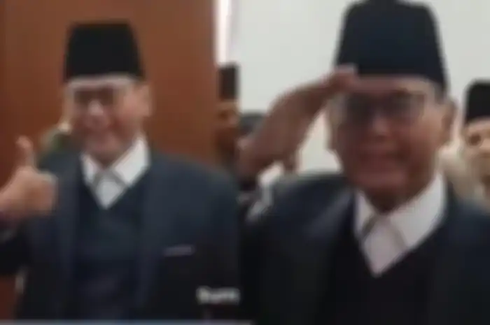 Inilah momen Panji Gumilang acungi jempol hingga tebar senyum usai temui Tim Investigasi di Gedung Sate, Jawa Barat. Pertemuan tersebut membahas tentang klarifikasi pendiri Pondok Pesantren Al Zaytun terkait pernyataan kontroversi. 