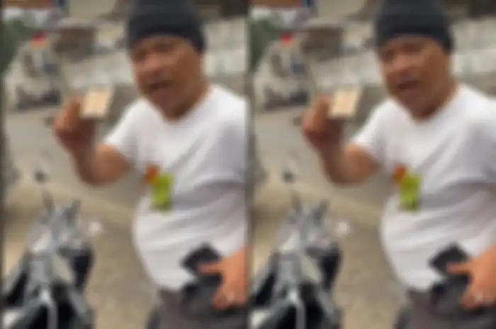 Mengaku polisi, pemotor Honda BeAT malah nyolot saat ditegur berkendara sambil merokok.