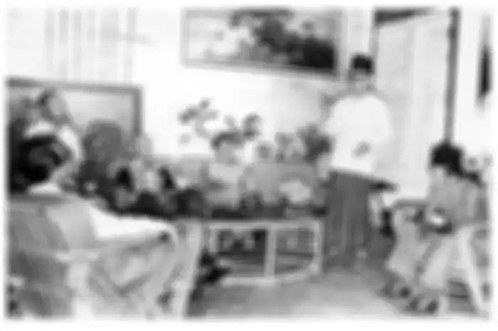Bung Hatta (berdiri) ketika menjelaskan lagi pendapatnya tentang saat-saat menjelang Proklamasi Kemerdekaan di rumah bekas penculiknya, Singgih (baju batik hitam). Apa alasan para pemuda mendesak Sukarno dan Hatta agar memproklamasikan kemerdekaan secepatnya? Berikut ini penjelasan lengkapnya.
