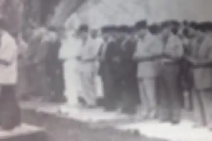 Kisah Soekarno nyaris dibunuh pada saat Sholat Idul Adha.