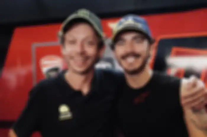 Valentino Rossi (kiri) dan Francesco Bagnaia (kanan) resmi menjadi pembalap Italia paling mendominasi sirkuit Assen MotoGP Belanda