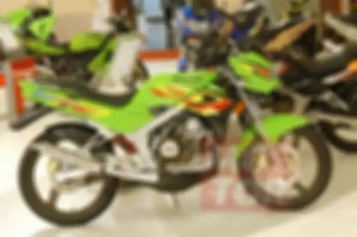 PT Kawasaki Motor Indonesia (KMI) meluncurkan Kawasaki Ninja 150 bermesin 2-tak silinder tunggal tahun 1996.