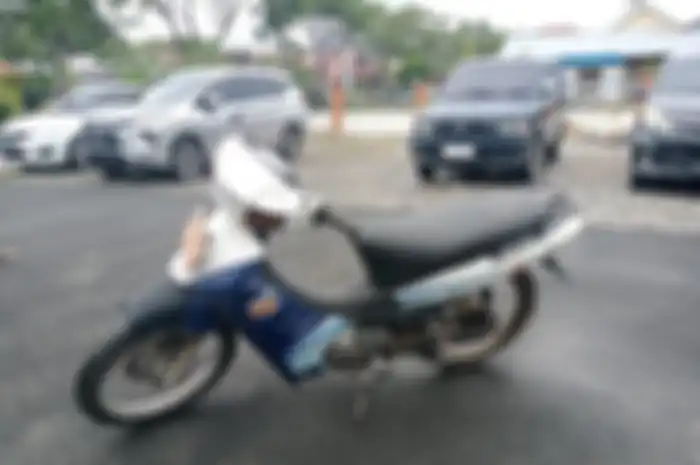 Suzuku Shogun 110 R dulu jadi incaran mekanik balap karena mudah dioprek. Kini dilelang dengan harga awal Rp 451 ribu. 