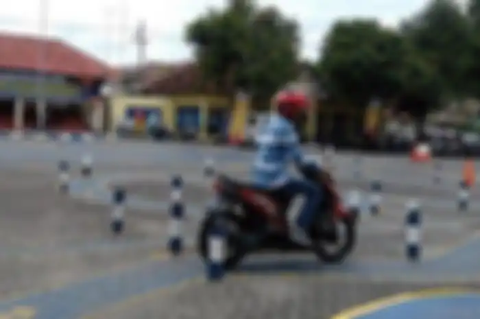 Ilustrasi ujian praktik SIM C untuk motor.
