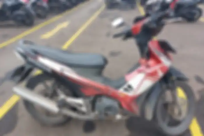 (ILUSTRASI) Ngoprek motor Honda Supra X 125 lawas saat libur lebaran.