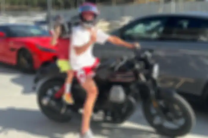 Pembalap Aprilia Racing Aleix Espargaro ketangkap kamera naik motor bukan Aprilia, Moto Guzzi V7 Stone, bonceng anaknya Max