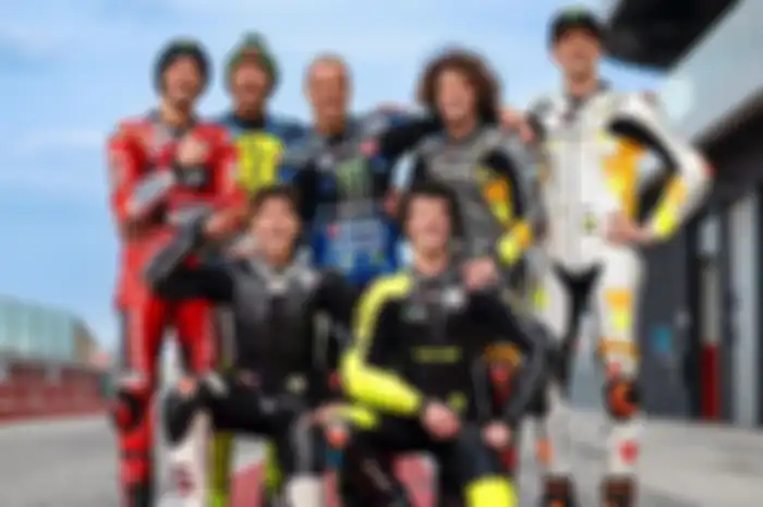Valentino Rossi berjaya di MotoGP 2023 meski sudah pensiun sejak 2021, berkat muridnya Francesco Bagnaia (berdiri paling kiri) dan Marco Bezzecchi (berdiri kedua dari kanan)