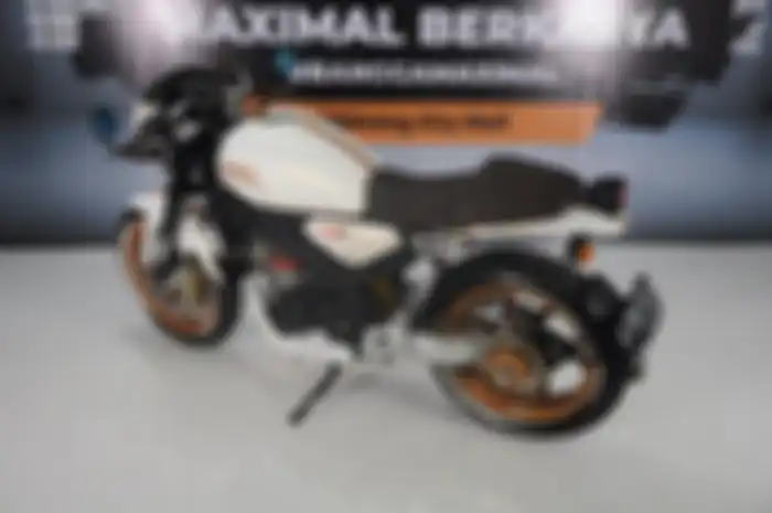Tampak samping modifikasi motor Yamaha XSR 155 peraih juara 2 Metal Sheet Class Customaxi x Yard Built 2023.