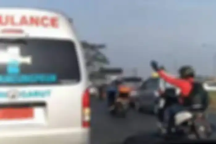 Foto ilustrasi. Simak cara aman pemotor kasih jalan ambulans supaya terhindar dari kecelakaan.
