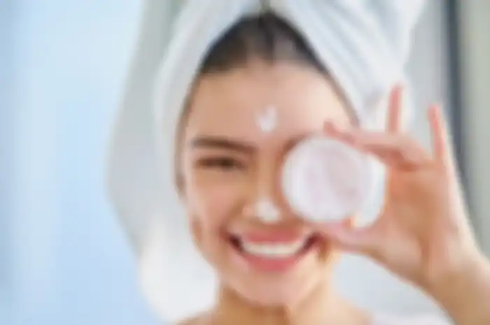 Ilustrasi memakai skincare