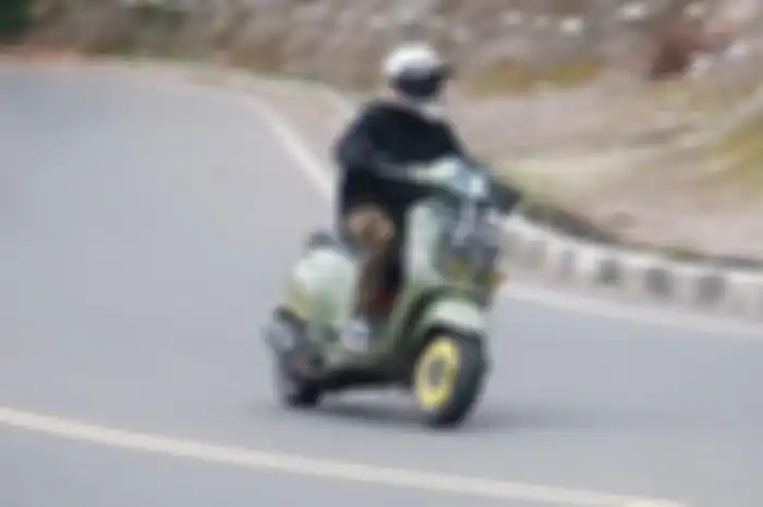 Modifikasi motor Vespa Sprint gaya touring pasang fog lamp.