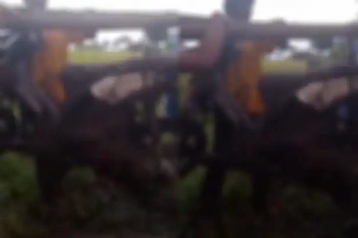 Motor Honda BeAT hancur terseret banjir lahar dingin Semeru di Kabupaten Lumajang, Jawa Timur.