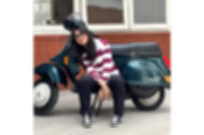 Profil Adistyzer atau Adis, ladies scoot yang suka Vespa sejak SD.