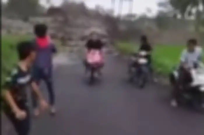 Para pemotor menyaksikan jembatan kali regoyo putus