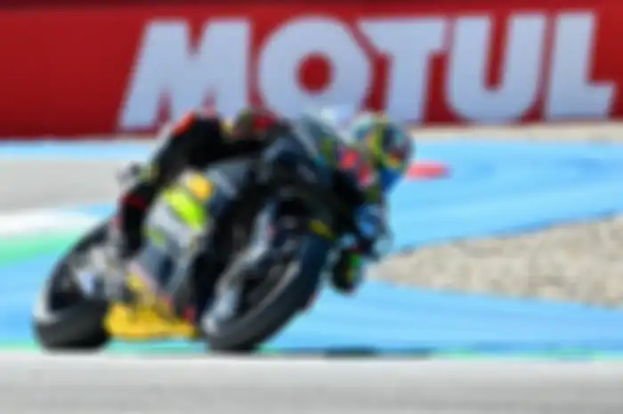 Murid Valentino Rossi Marco Bezzecchi tak hanya tampil jos di MotoGP 2023, ternyata piawai juga dalam permainan kubus Rubik