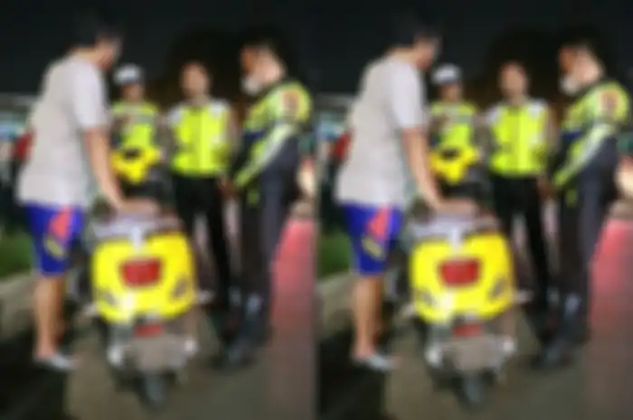 Gara-gara modifikasi motor di bagian pelat nomor, pemotor listrik ini diberhentikan polisi di Mojokerto.