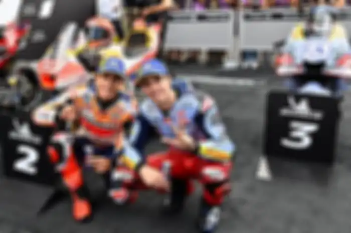Marc Marquez (kiri) sepertinya cemburu sama adiknya Alex Marquez di MotoGP 2023 yang dapat merasakan motor MotoGP yang menyenangkan, pertimbangan buat karier MotoGP tahun depan nih