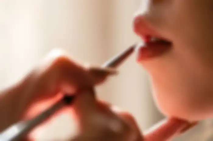 arti kedutan di bibir bawah.
