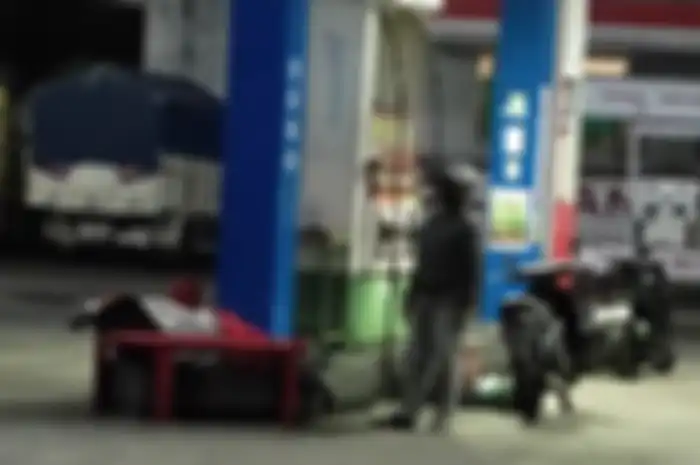 Pemotor enggak membangunkan petugas SPBU yang tertidur pulas, pilih keluar dan membeli bensin di tempat lain.