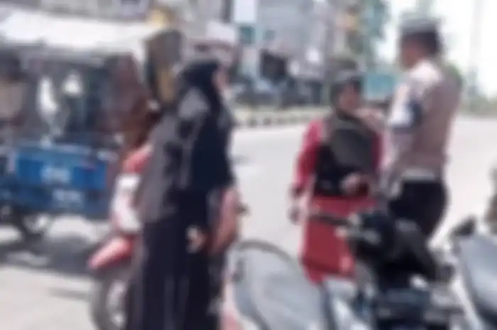 Emak-emak ngamuk melawan anggota polisi dari Satlantas Polres Aceh Timur dan kejadian berlangsung di Kota Idi Rayeuk, Aceh Timur pada Selasa (4/7/2023) siang.
