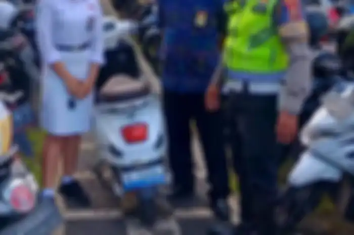 Ilustrasi motor listrik pakai pelat nomor palsu.