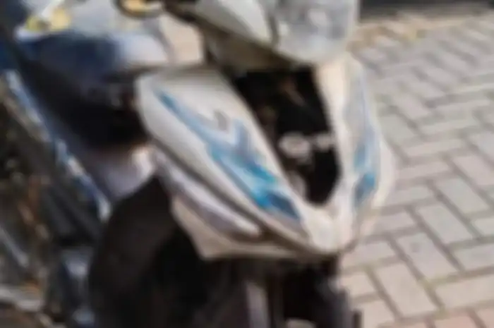 Yamaha Vega R gagal menyalip truk kontainer di Tebet, satu orang tewas