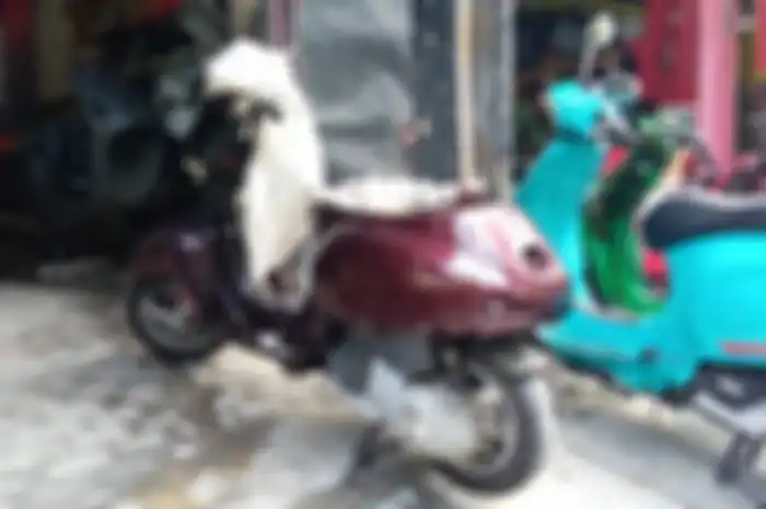 Vespa matic sedang dicat ulang alias repaint di Basta Motor.