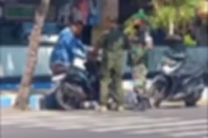 Debt collector ketakutan didatangi dan dibentak dua anggota TNI saat merampas motor di depan Kodim Situbondo, Jawa Timur. 