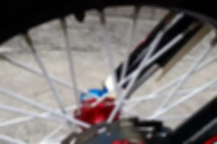 Beli sedotan Rp 20 ribuan bisa lindungi jari-jari di pelek motor trail biar aman dari karat.