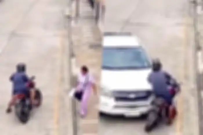 Maling tas mau kabur malah ditabrak mobil