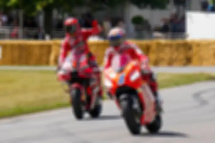 Juara dunia MotoGP beda masa Francesco Bagnaia (kiri) dan Casey Stoner (kanan) bikin sejarah mengaspal bareng di satu lintasan pakai motor MotoGP Ducati pakai nomor start 1