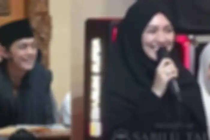 Gus Iqdam memberikan doa untuk penyanyi Happy Asmara saat hadir di acara pengajiannya.