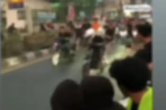 Balap liar di Bekasi dilakukan depan Polsek sampai menutup jalan