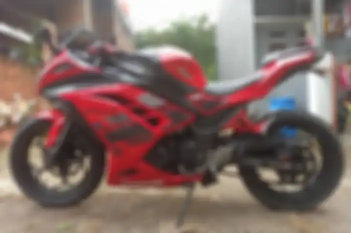 Modifikasi motor tipis-tipis, Kawasaki Ninja 250 dilelang murah Rp 15 jutaan di Depok.