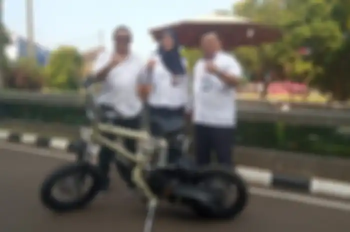 Rudy Sumardi perancang Fuel Water Hybrid sekaligus Dosen Rekayasa Teknologi STTD (kiri) bersama Ahmad Yani Rektor STTD (kanan) menunjukkan alat FWH di motor Honda BeAT Modifikasi.